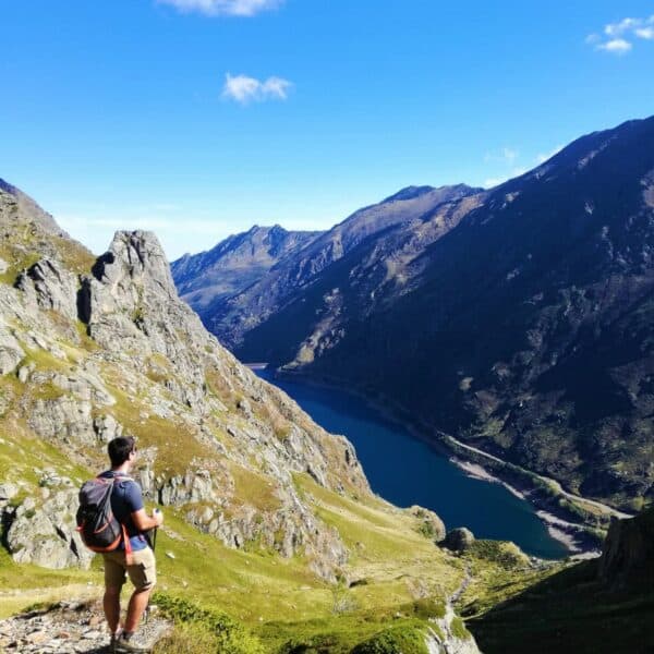 montée aux étangs de la Gardelle avec vue sur le magnifique étang de Soulcem