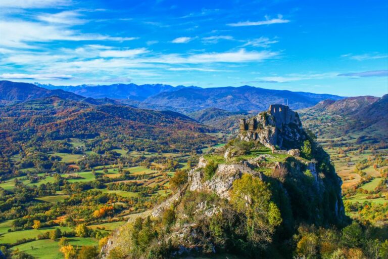 Roquefixade domine la vallée de Lesponne et est un belvédère merveilleux sur les Pyrénées
