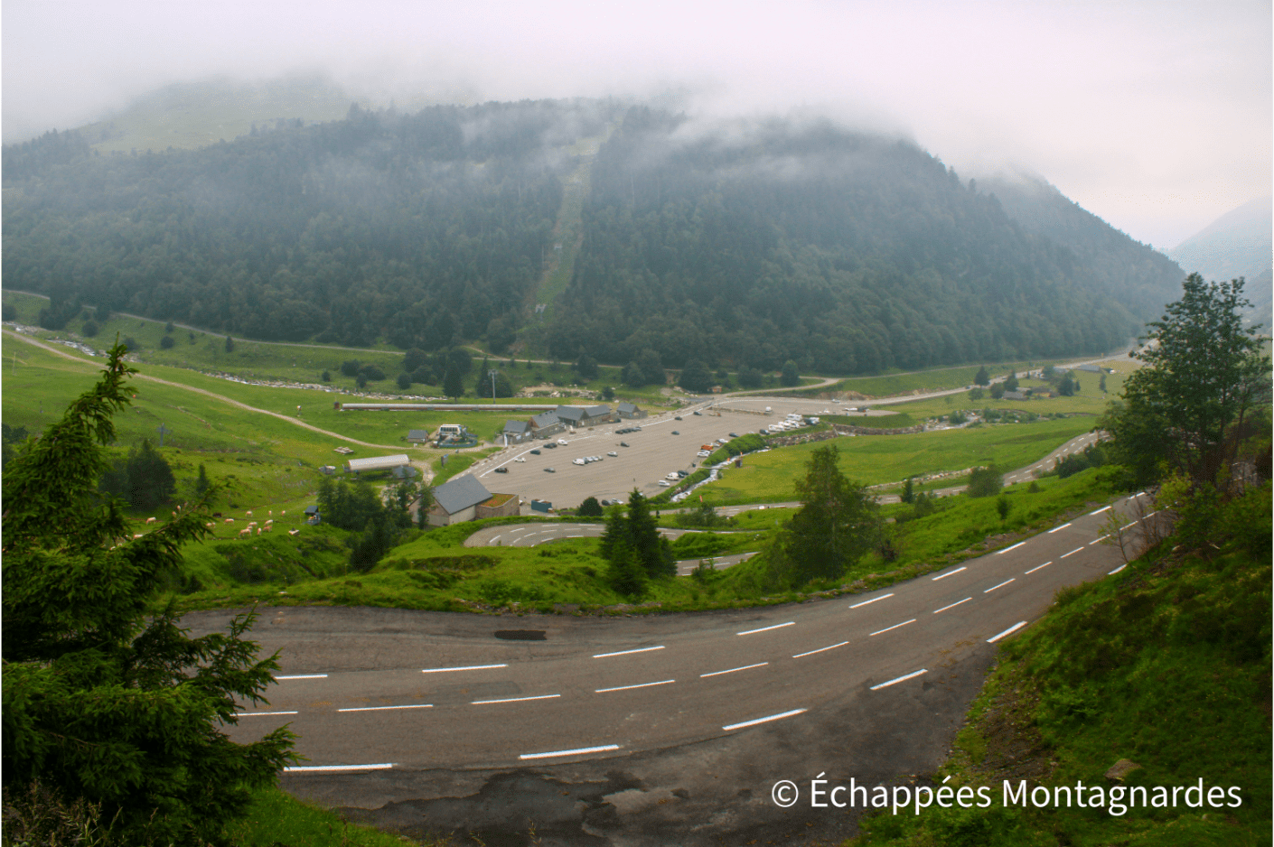 Vue sur le parking de Tournaboup : c'est la fin de 5 étapes d'un trek extraordinaire !