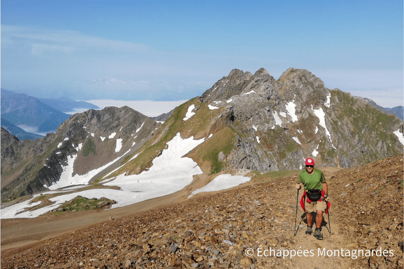 Après une large piste, la montée se poursuit sur un sentier dans un univers minéral
