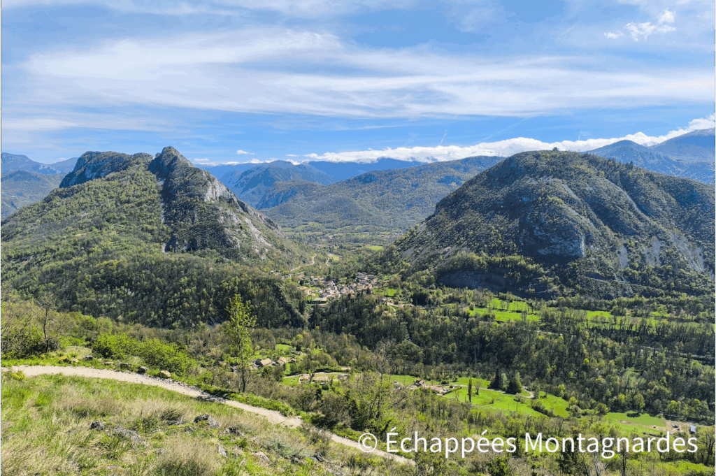 Paysages somptueux durant cette descente. Nous apercevons Bédeilhac, coincé entre le Calamès (1002 m) et le Roc de Sédour (1070 m)