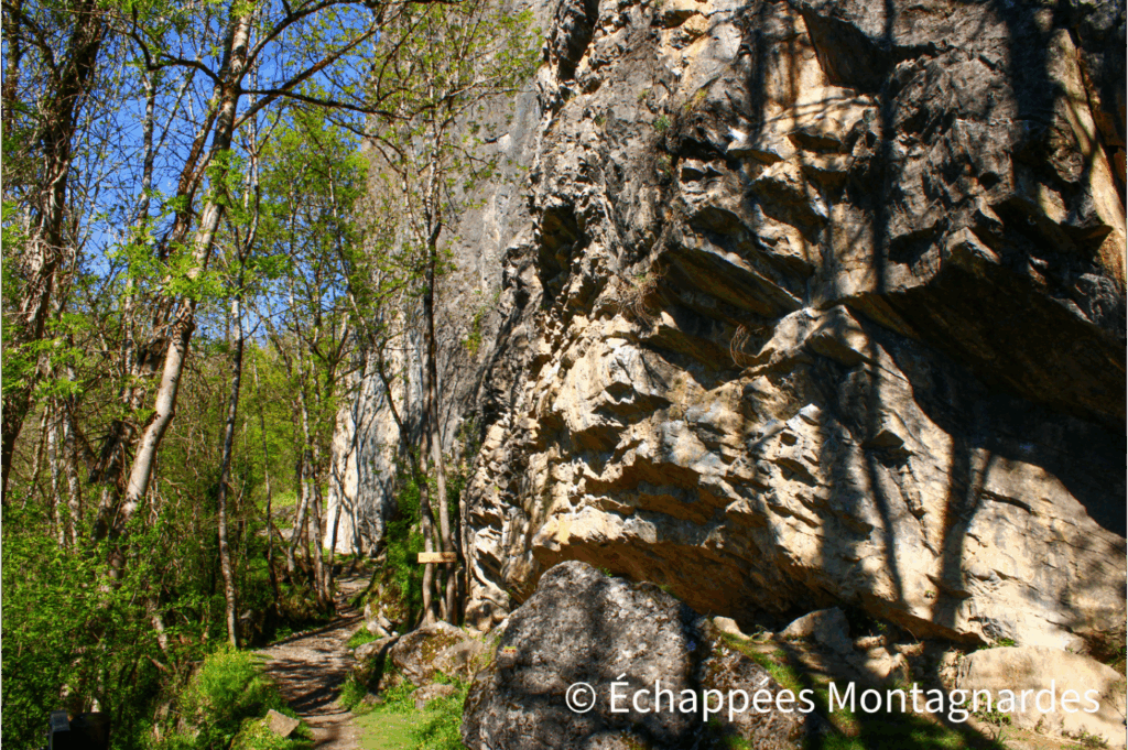 Le pied du Calamès comporte plusieurs grottes, dont nous longeons l'entrée. Ce sommet est aussi prisé par les amateurs d'escalade