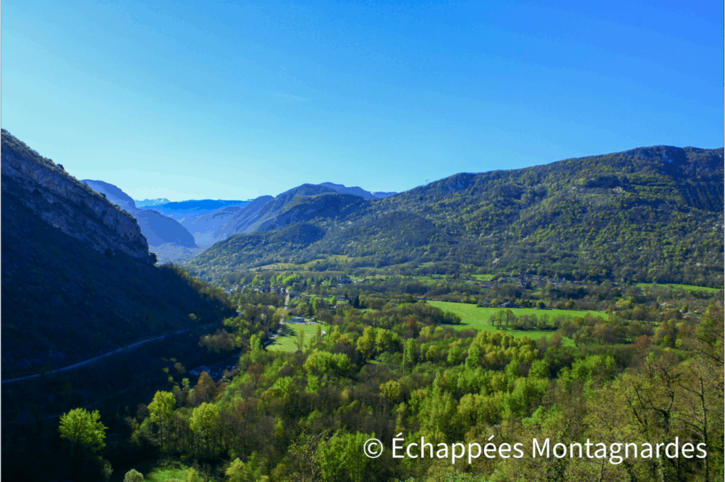 La randonnée débute à Bédeilhac. Nous rejoignons rapidement un sentier pour contourner le Calamès et apprécier un joli point de vue sur la vallée