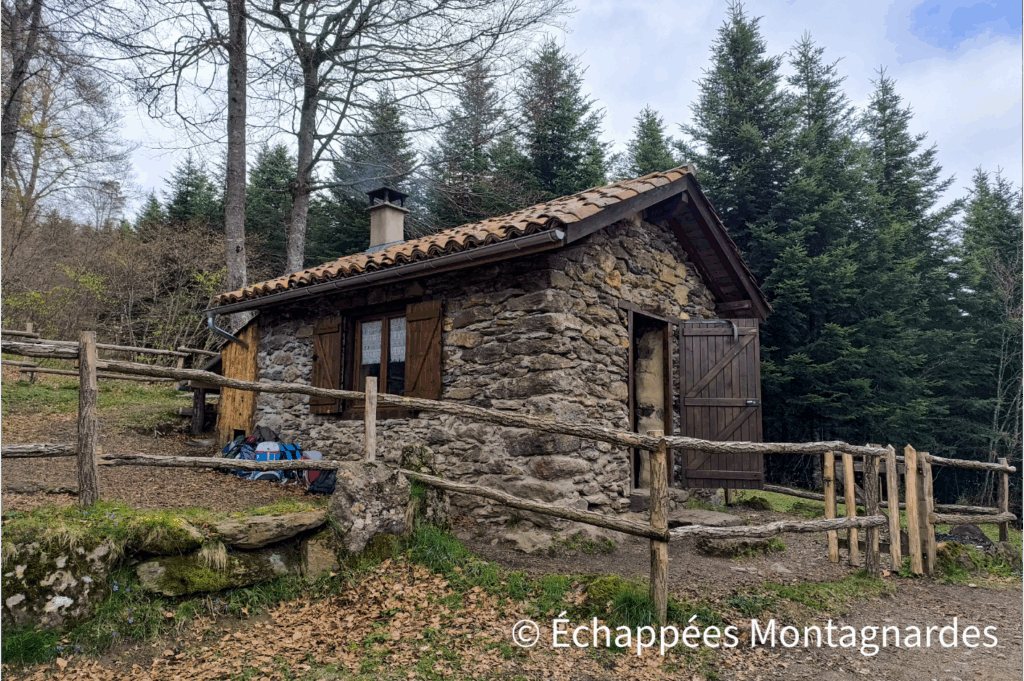 Après avoir longuement admiré nos montagnes, nous franchissons le col du Traucadou (1318 m) et descendons vers la charmante cabane des Gardes