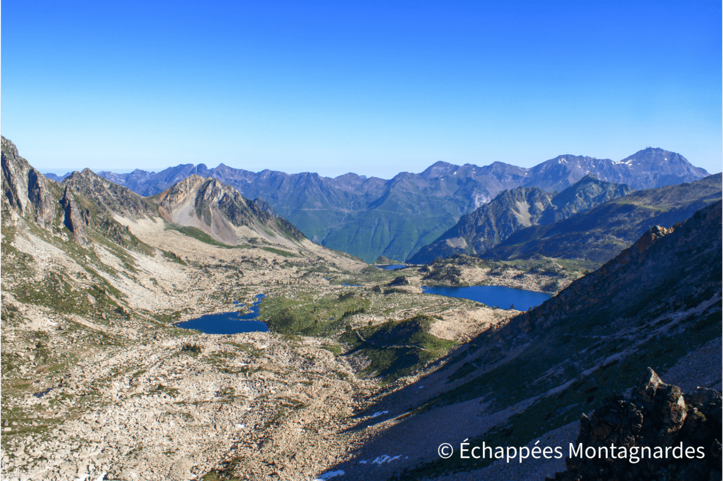 Arrivée à la Hourquette d'Aubert (2498 m). Vue sur le lac Estagnol, le lac Nère et le lac dets Coubous