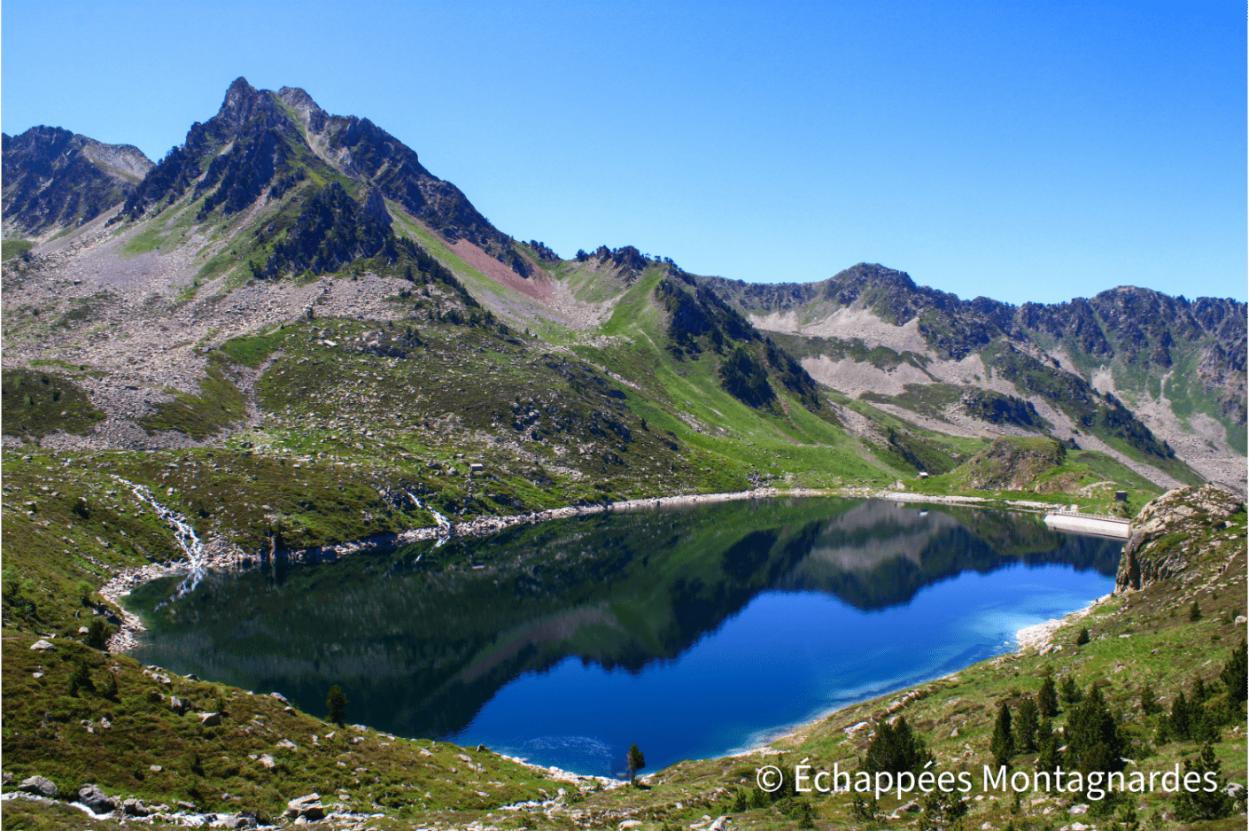 Reflets somptueux sur le lac dets Coubous