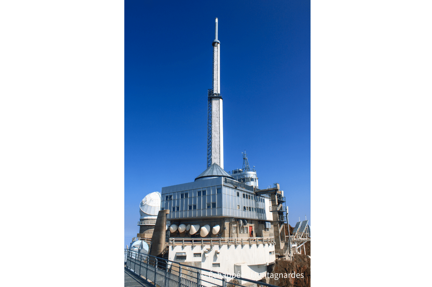 Installations du pic du Midi. L'accès à la terrasse et au musée est payant