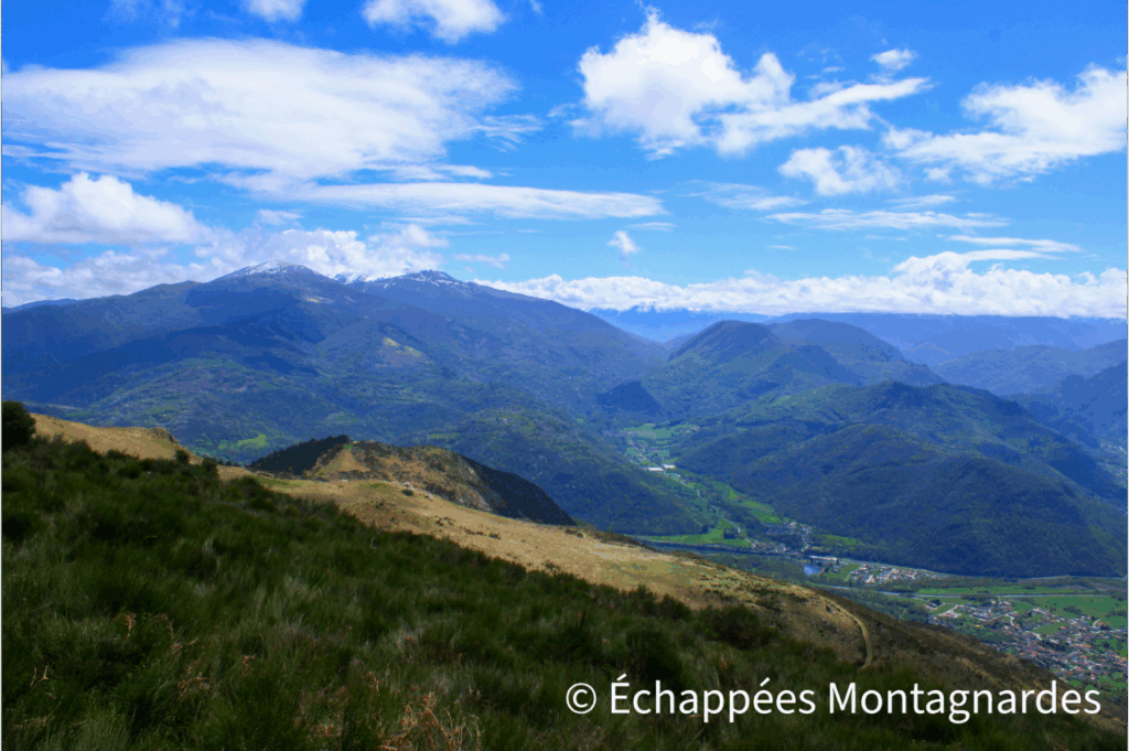 Petit aperçu du chemin parcouru : en contrebas, nous redécouvrons le roc du Taus. Au-delà, sur l'autre versant de la vallée de l'Ariège, nous admirons le mont Fourcat et quelques sommets du massif de Tabe