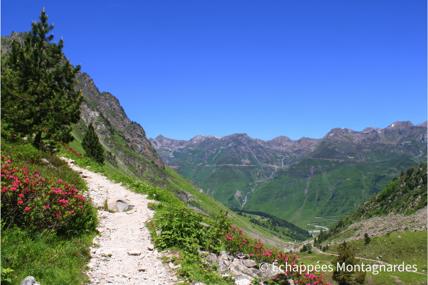 Vue sur la vallée de Barèges. Nous quittons l'itinéraire classique de ce trek le long du GR®10, pour sa variante par la Hourquette d'Aubert