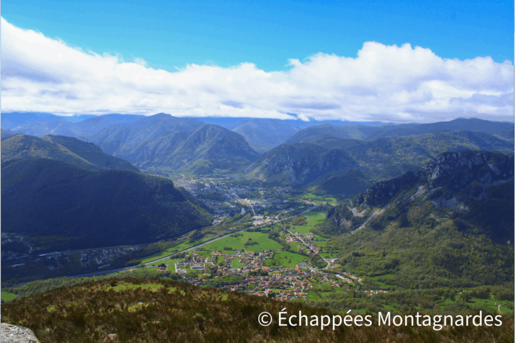 Le roc du Taus (1182 m) nous offre un superbe panorama sur Tarascon-sur-Ariège et les vallées environnantes : Arnave, Saurat, et bien sûr la vallée de l'Ariège