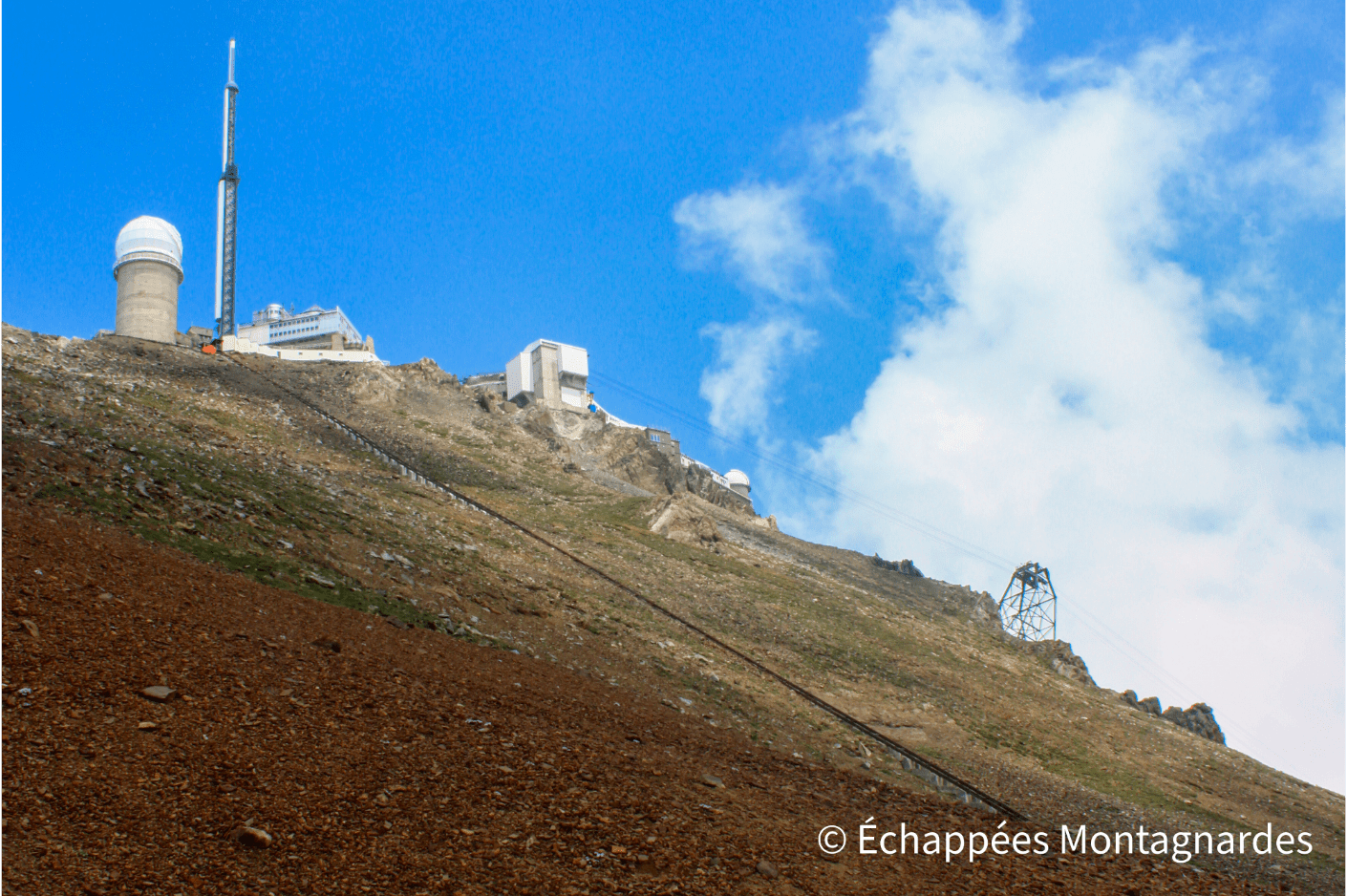 Vue sur les bâtiments et le téléphérique du pic du Midi