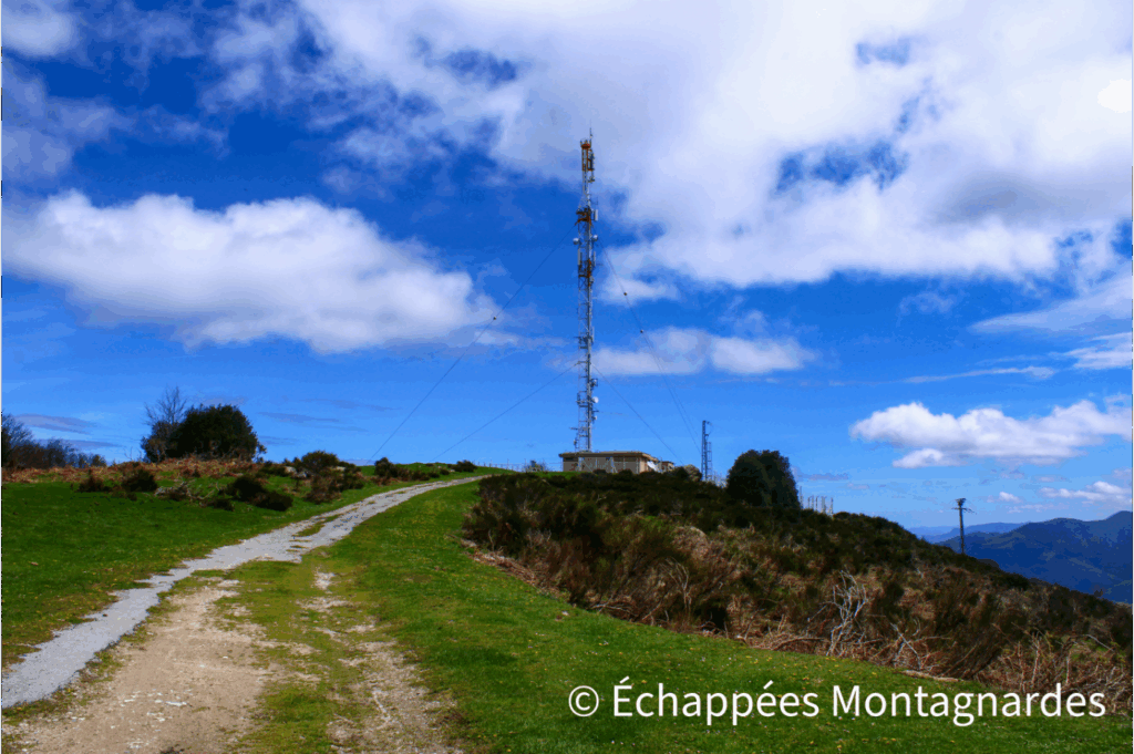 À une intersection, peu avant le col du Traucadou, nous prenons à droite et suivons la petite route jusqu'au roc du Traucadou (1371 m), point haut de cette randonnée