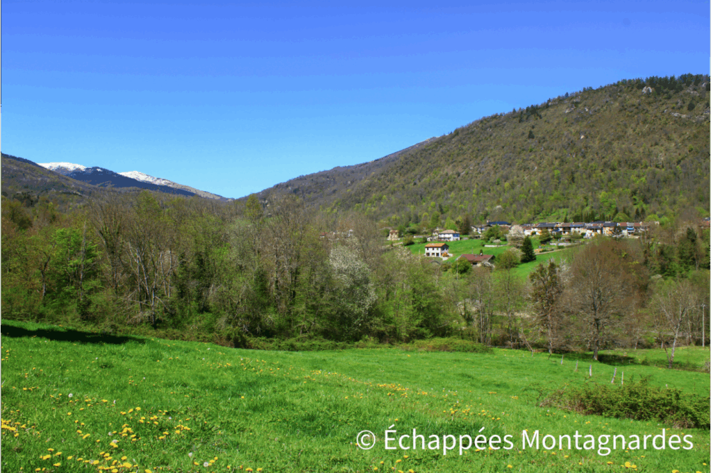 Descente vers Saurat, toujours sur un sentier, avec vue sur le pic d'Estibat enneigé et sur le col de Port