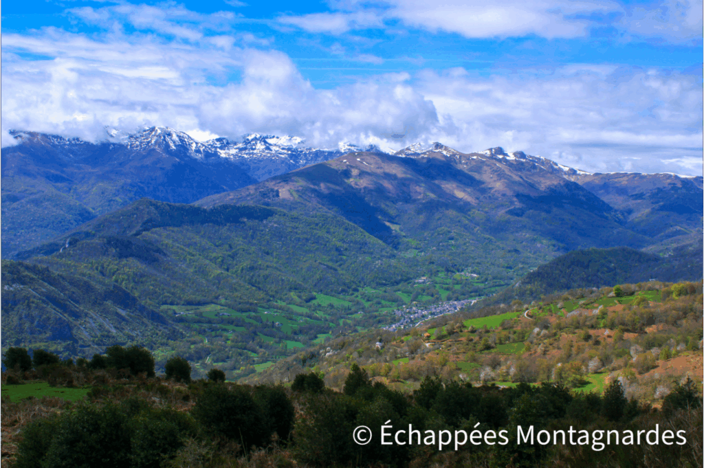 Vers le sud-est, nous apercevons le village de Saurat. Au-dessus, le cap de l'Escalot et le pic de la Journalade apparaissent