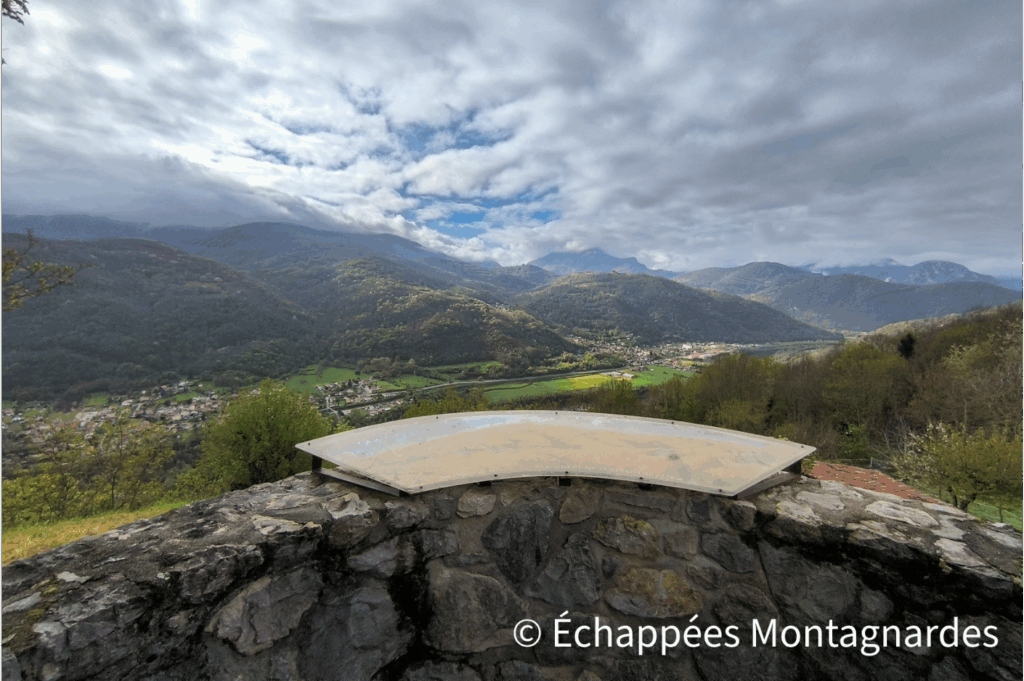 Au départ de la randonnée, à Seignaux, n'hésitez pas à faire un petit détour vers la table d'orientation située à l'extrémité sud du village. Un beau point de vue sur la vallée de l'Ariège vous y attend !