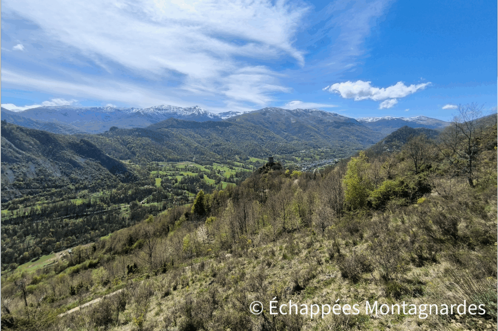 En conséquence, nous profitons, une fois en haut, de superbes vues sur la tour de Montorgueil et sur la vallée