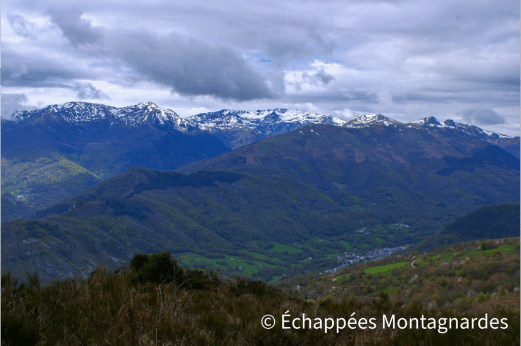 Le ciel ne tarde pas à se couvrir à nouveau. Pourtant, les nuages s'élèvent légèrement et nous offrent une courte occasion d'apprécier les sommets enneigés du massif des Trois Seigneurs : pic de Bassibié, pic de Pioulou, pic de Peyroutet et pic des Trois Seigneurs (2199 m)