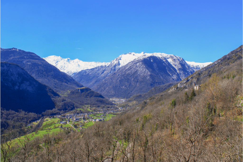 Le sentier grimpe encore, et le paysage s'ouvre progressivement : nous découvrons alors de sublimes panoramas sur la vallée du Vicdessos