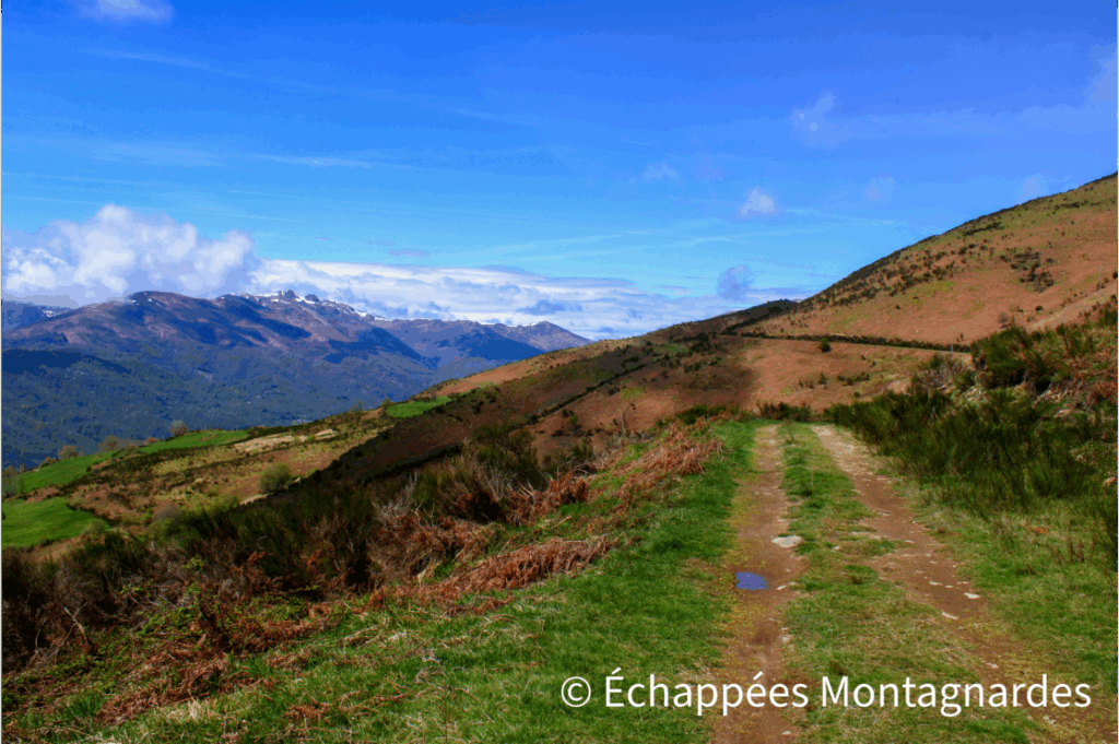 Nous poursuivons l'ascension en contrebas du roc du Traucadou, que nous rejoindrons bientôt. À la faveur d'une éclaircie, les montagnes se dévoilent...