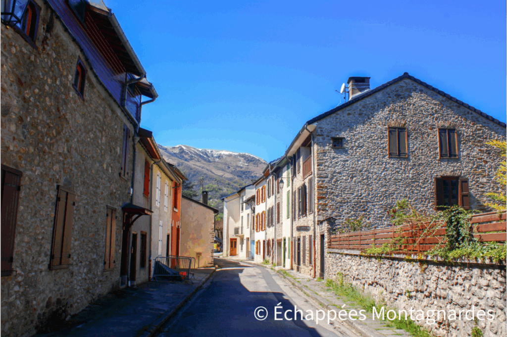 Nous arrivons à Saurat et nous baladons dans les rues. Plusieurs parcours balisés traversent le village, il faut dire que la vallée est un superbe terrain de jeu pour les randonneurs
