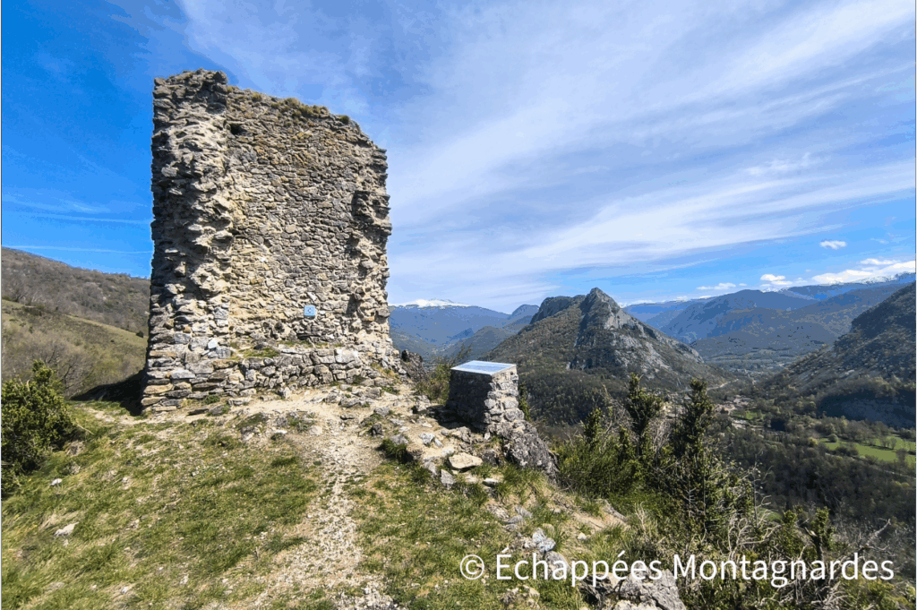 La tour de Montorgueil est située sur un piton rocheux calcaire. Elle est mentionnée pour la première fois en 1213. Mal en point, elle a été restaurée entre 2007 et 2008.
