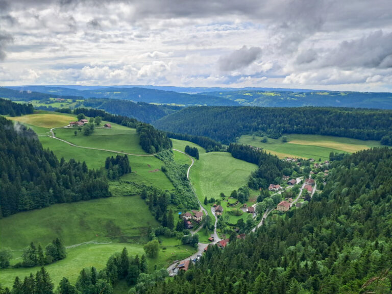 Panorama sur le village de Derrière le Mont