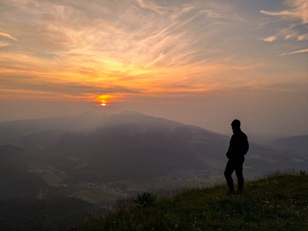 Lever de soleil au sommet du Mont d'Or