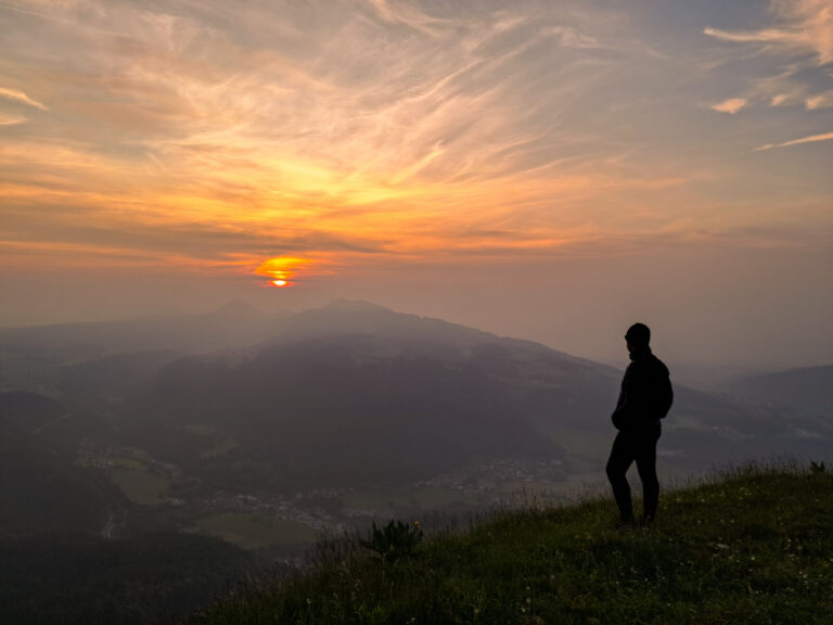 Lever de soleil au sommet du Mont d'Or