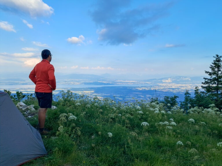 Bivouac face au massif du Mont Blanc et du lac Léman