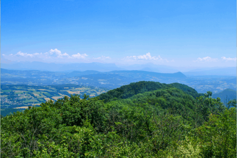 Vue sur les Monts Jura depuis la montagne du Vuache