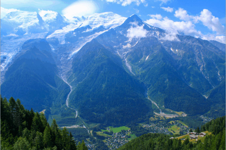 Vue sur le Mont Blanc dans la descente vers les Houches