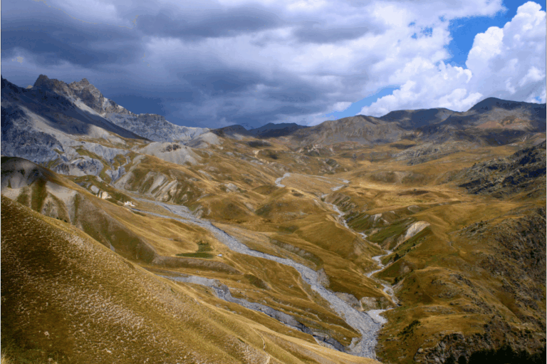 Bassin du Salso Moreno sous un ciel orageux