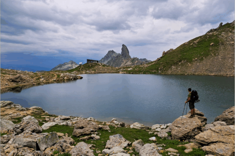 Vue sur la Pierra Menta depuis le lac du Presset