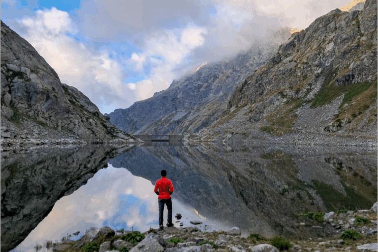 Face au lac de la Fous, au pied du refuge de Nice
