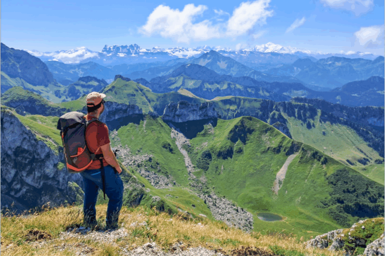Au sommet de la Dent d'Oche, les sommets des Dents du Midi et du Mont Blanc se dévoilent en un panorama exceptionnel !
