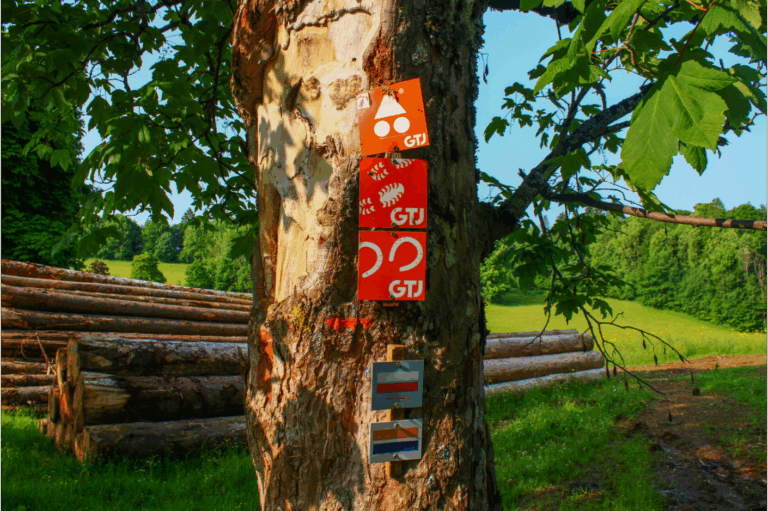 Balisage blanc et rouge du GR®5, entretenu par la FFRandonnée, et panonceaux de la GTJ