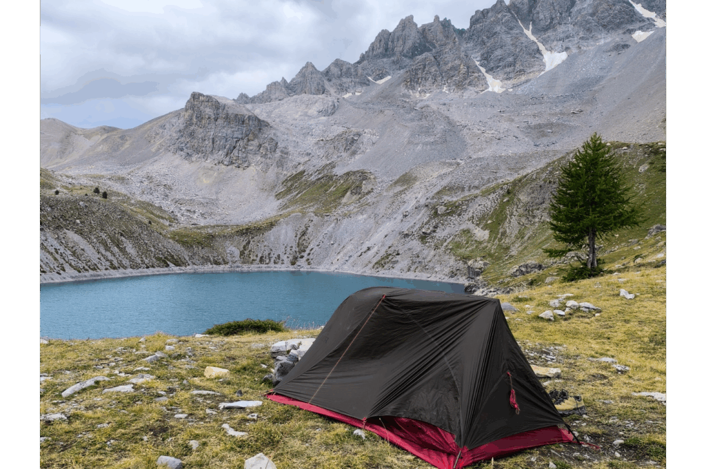 Bivouac près du lac Saint-Anne, dans le Queyras