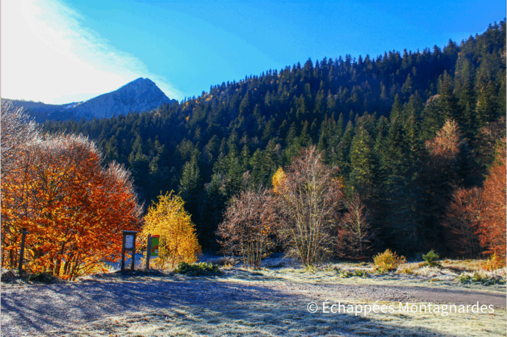 Départ du parking de la jasse de Cabane Longue, par un matin d'automne