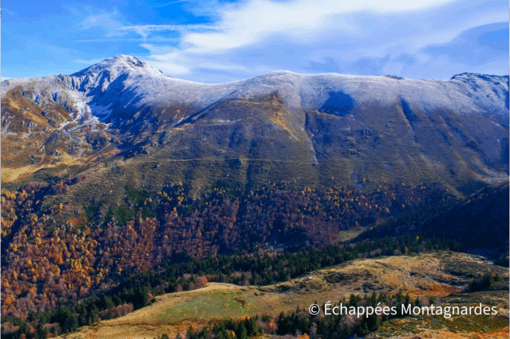 À notre gauche, au nord-est, le pic du Tarbesou et sa splendide crête sont saupoudrés de neige