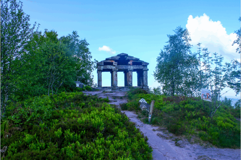 L'étonnant temple du Donon, dans les Vosges