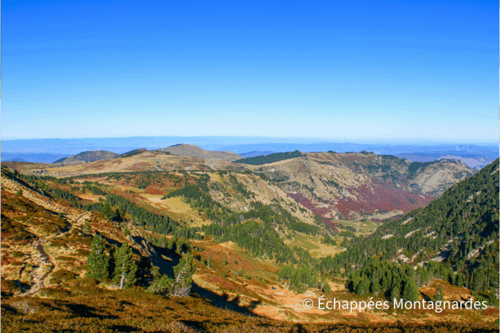 Le col de la Coumeille de l'Ours est la dernière difficulté du jour. Il ne reste ensuite plus qu'à 'descendre tranquillement vers le col de Pailhères