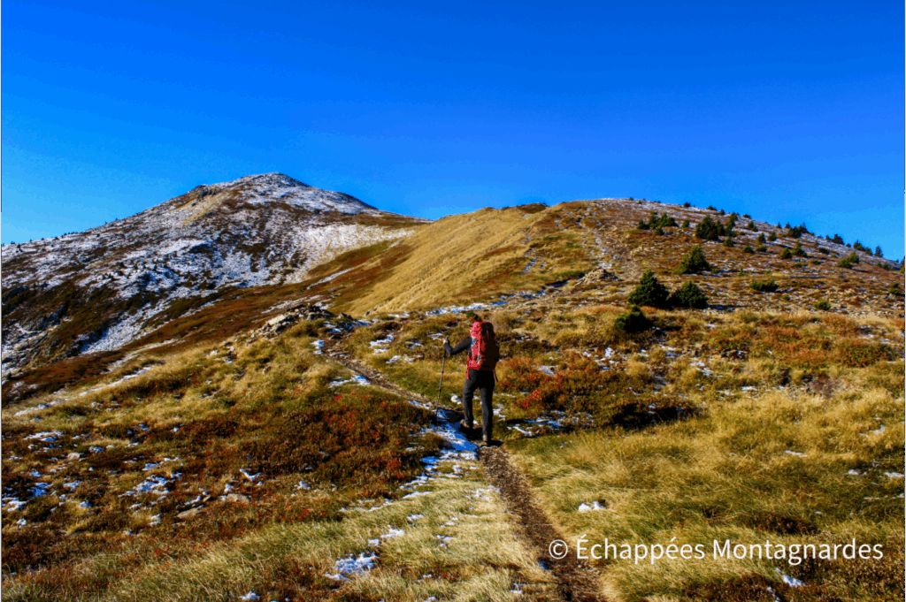 Nous grimpons vers son sommet en suivant la belle crête de Mounégou