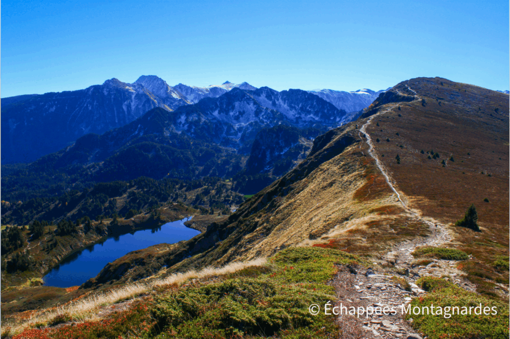 Nous poursuivons en suivant les crêtes, au-dessus des étangs de Rabassoles