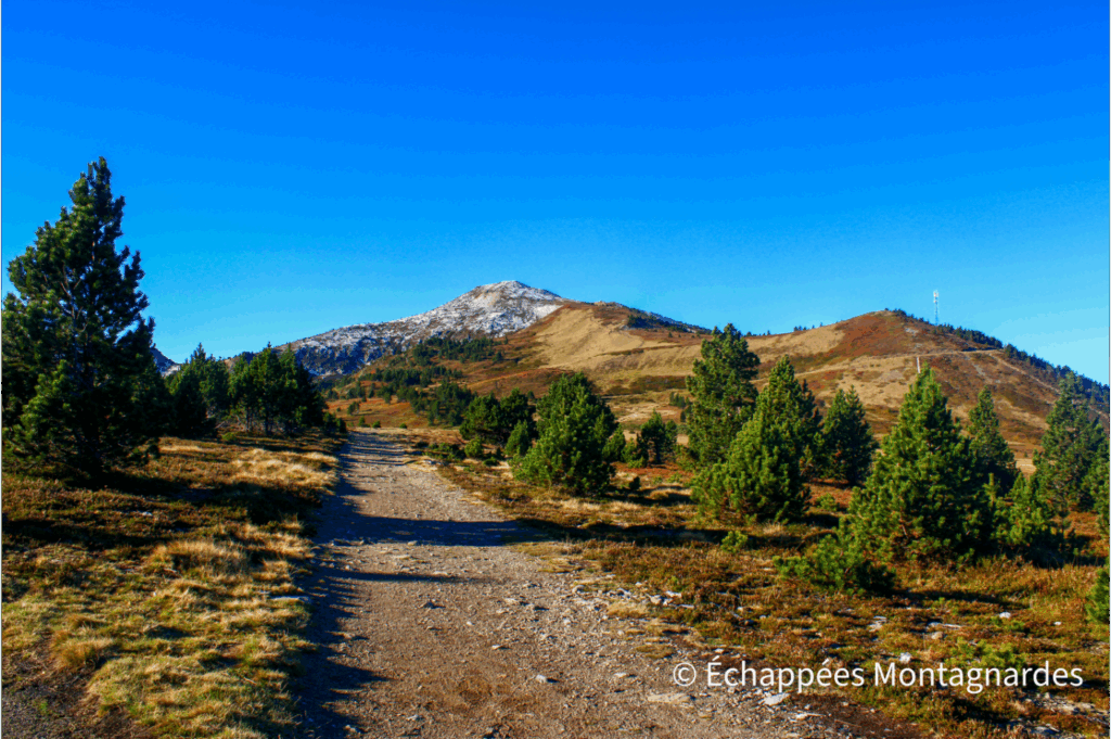 Objectif du jour : le pic de Tarbésou, légèrement enneigé en cette fin octobre