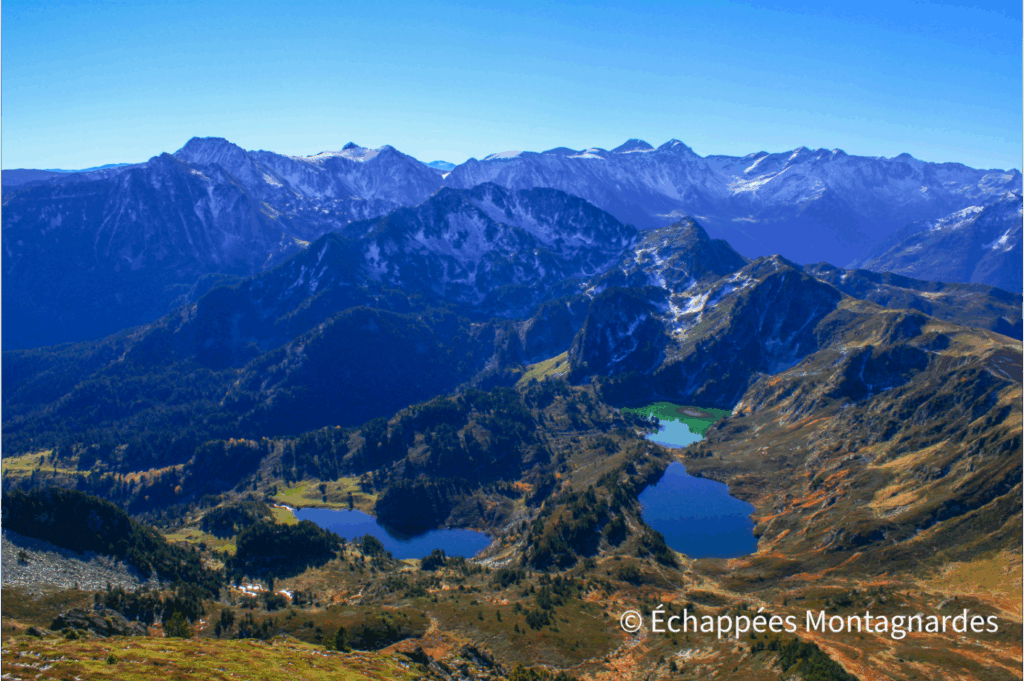 Au sud, les merveilleux étangs de Rabassoles, et les sommets pyrénéens enneigés. Grandiose !