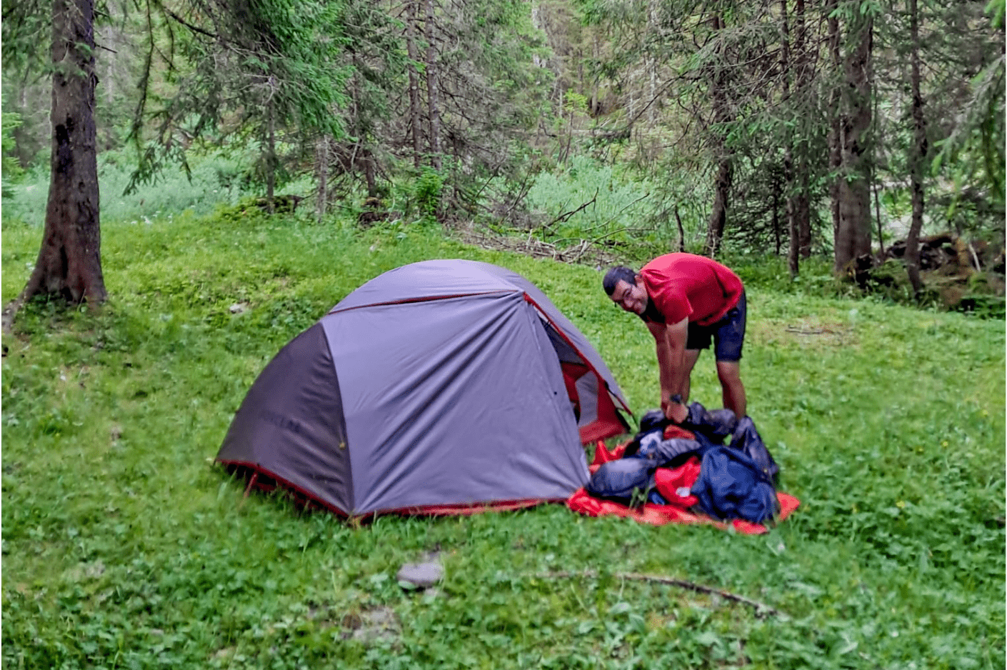 You are currently viewing Réglementation GR®5 : bivouac, camping, feu, chiens, drones… le guide complet pour vivre sereinement votre aventure !