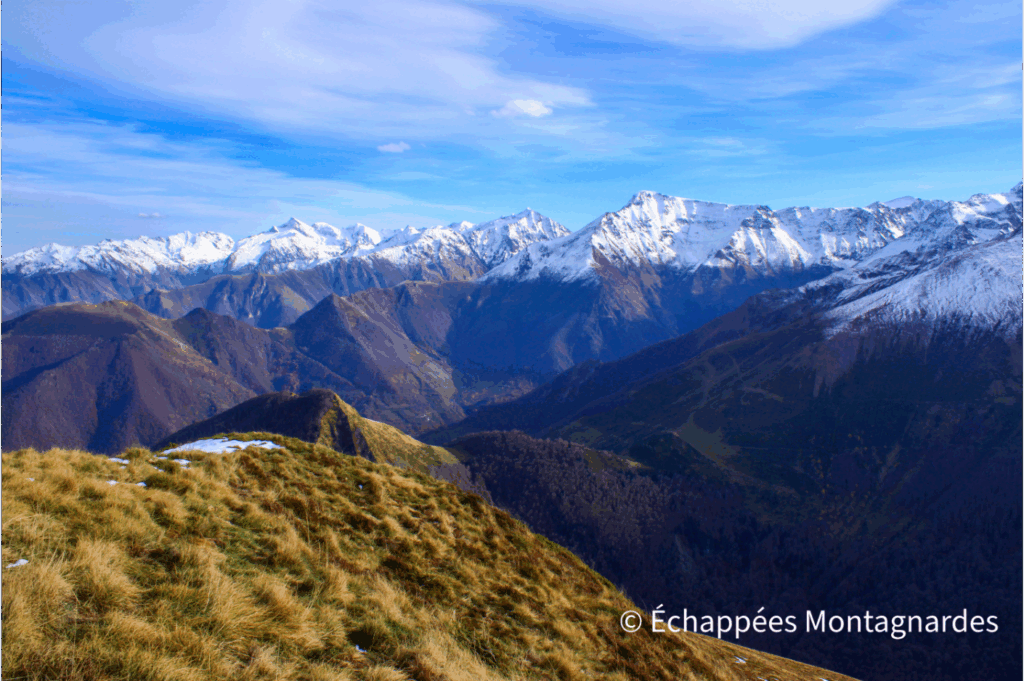 Calabasse - vue sur les sommets du Biros enneigés