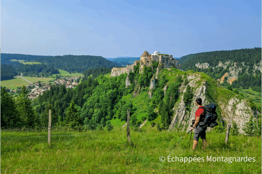 GR du Jura : photo du GR145 via Francigena au château de Joux
