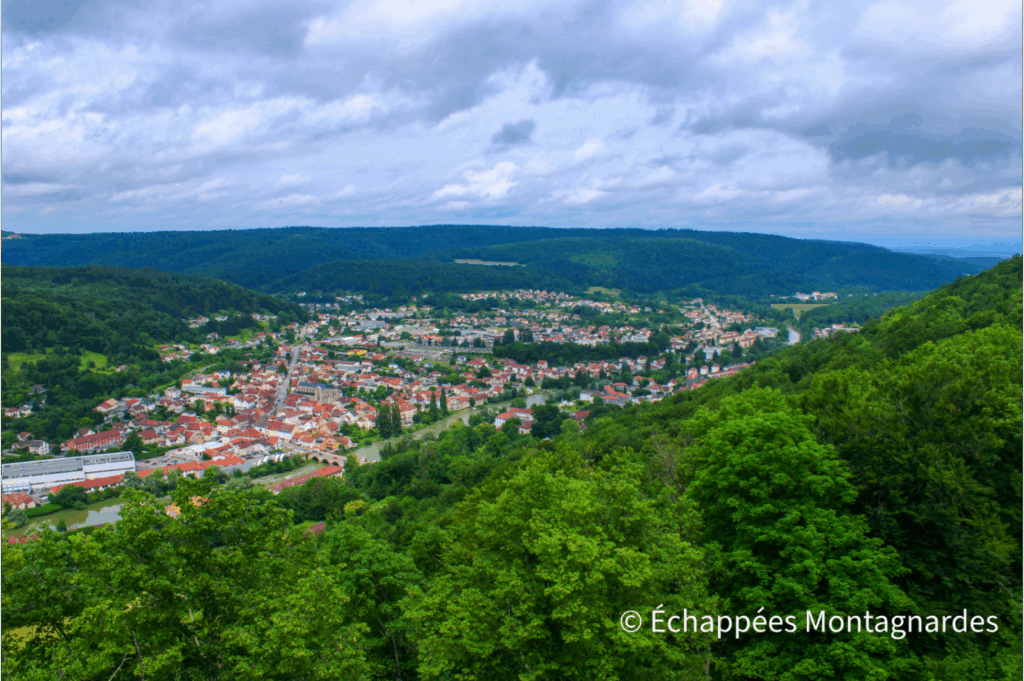 GR du Jura : photo du GR de Pays monts du Lomont au-dessus de Pont-de-Roide