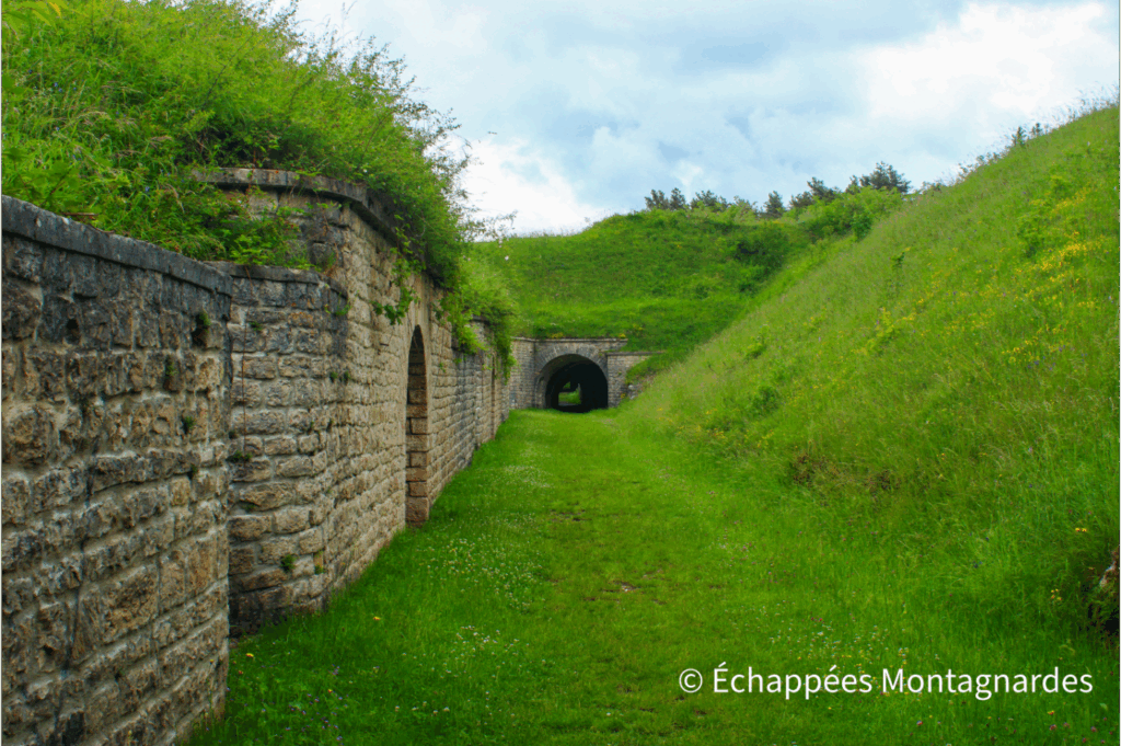 GR du Jura : photo du GR de Pays bornes et forts au pays de Montbéliard, au fort des Roches